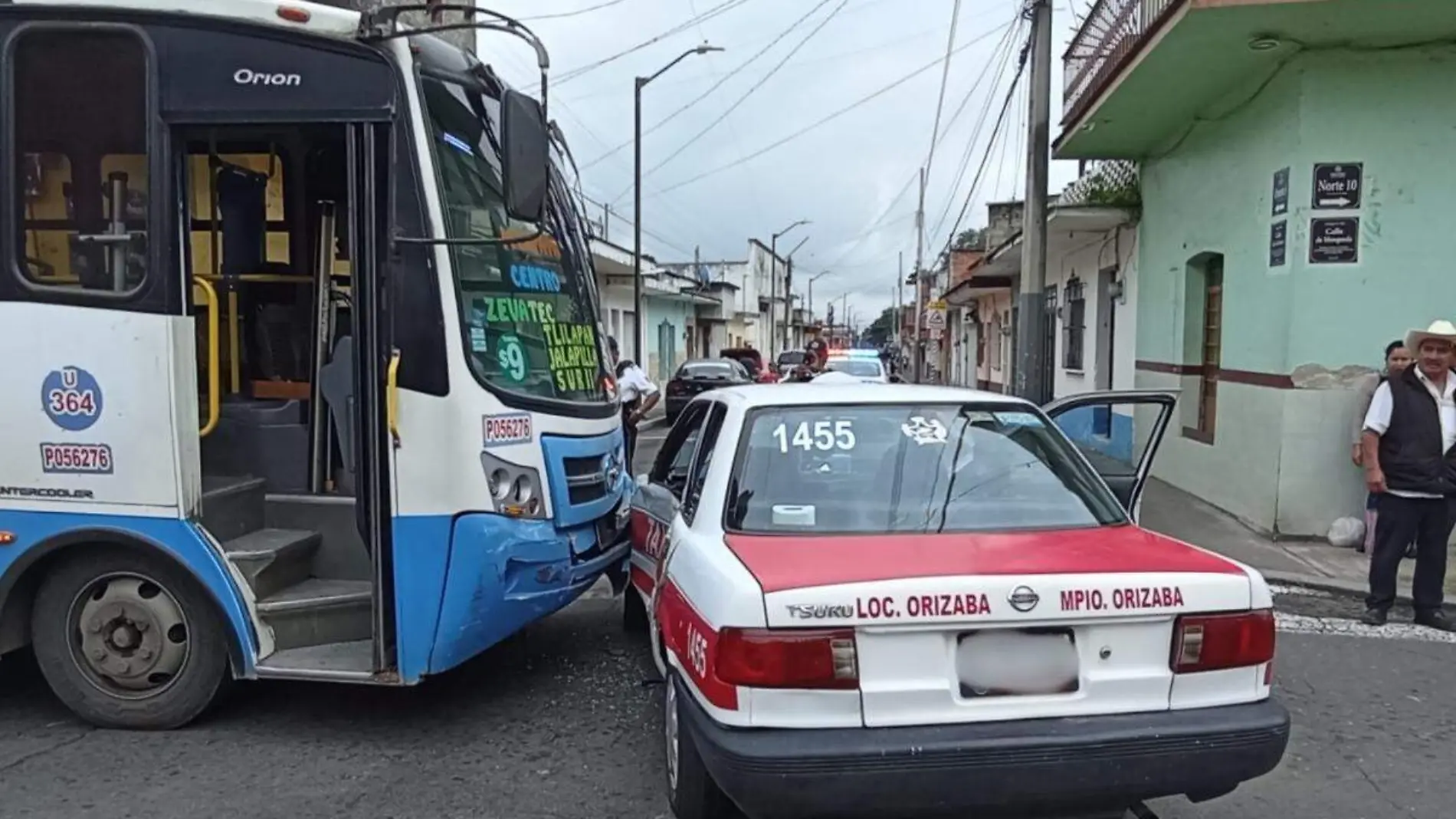 Accidente de autobús y taxi